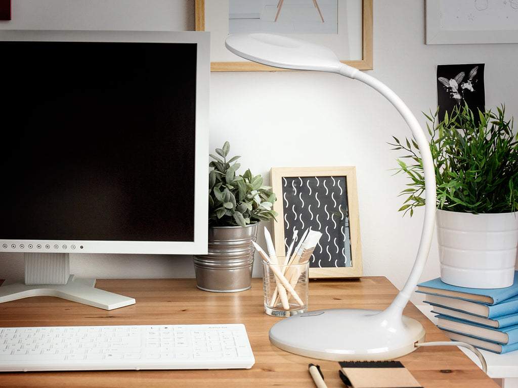 Настолна LED лампа Scoop в бяло с гъвкаво рамо – детайлен изглед